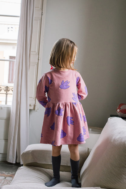 Langarm-Kleid mit Vögel auf Rosa von Lötiekids