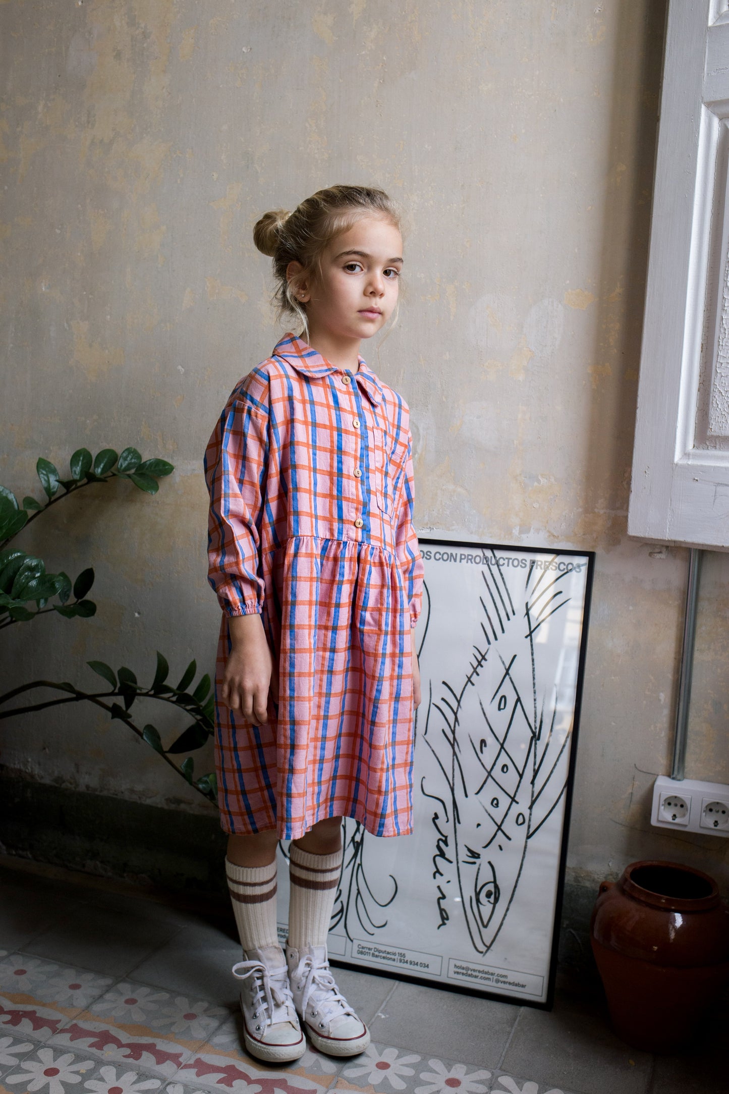Blusenkleid mit Rastermuster auf Rosa von Lötiekids