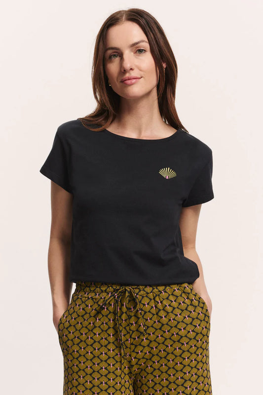 T-shirt in schwarz mit Stickerei von Tranquillo