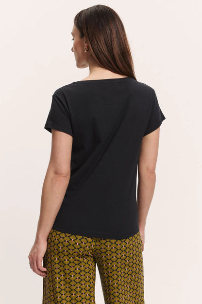 T-shirt in schwarz mit Stickerei von Tranquillo