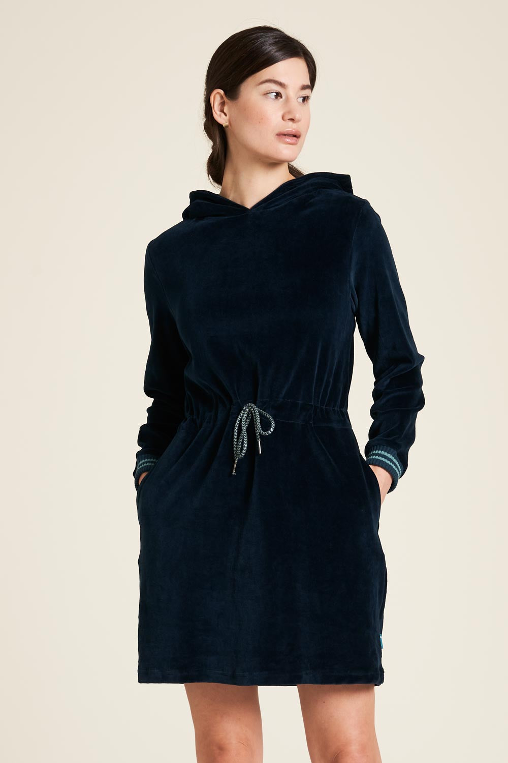 SALE: Velours-Kleid in Dunkelblau mit Kapuze von Tranquillo