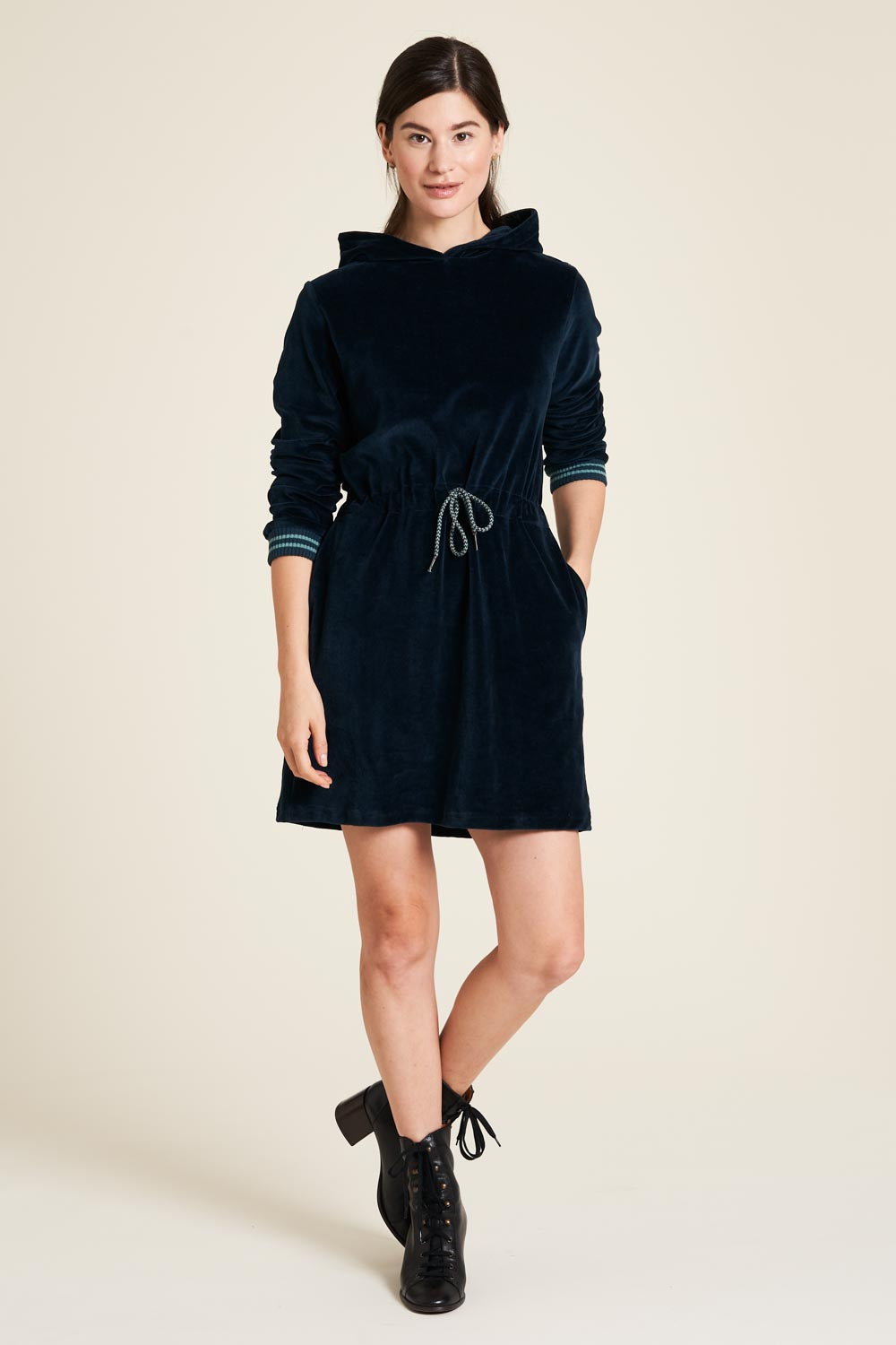 SALE: Velours-Kleid in Dunkelblau mit Kapuze von Tranquillo