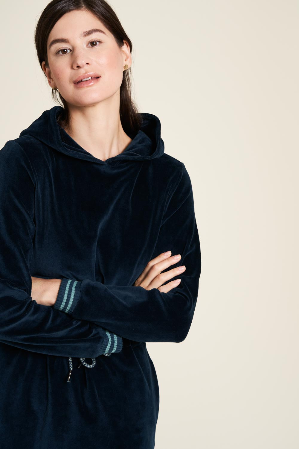 SALE: Velours-Kleid in Dunkelblau mit Kapuze von Tranquillo