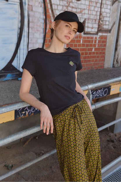 T-shirt in schwarz mit Stickerei von Tranquillo