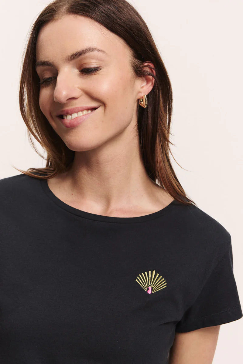 T-shirt in schwarz mit Stickerei von Tranquillo